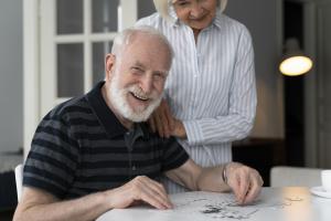 sich unterstützende Rentner