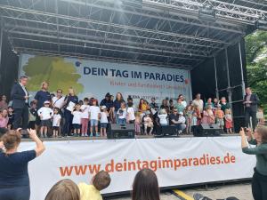 Kinder, Jugendliche und Erwachsene stehen auf einer Bühne beim Tag im Paradies und bekommen den Kinder- und Jugend-Umweltpreis verliehen