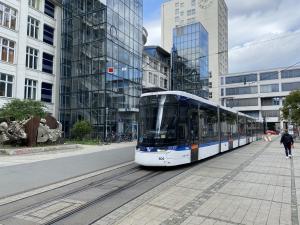 Ernst-Abbe-Platz: Straßenbahn auf verschlissenen Gleisanlagen