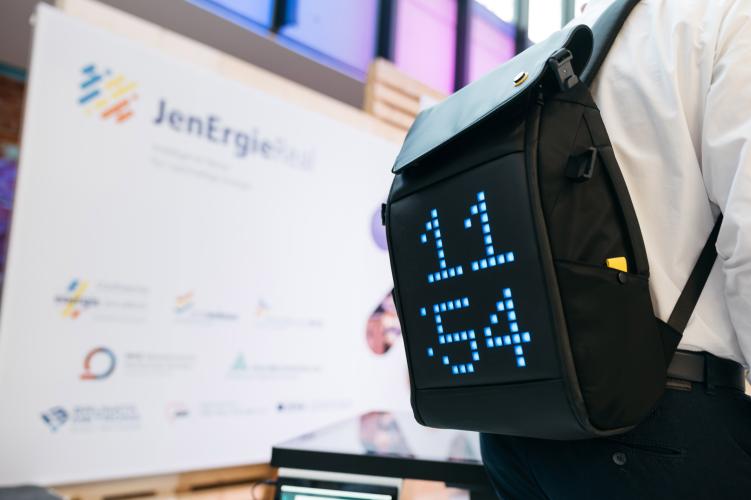Besucher auf dem Markt der digitalen Möglichkeiten am Stand der Stadtwerke Jena mit ihrem Projekt JenErgieReal