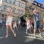 Gruppenbild von tanzenden Kindern auf der abgesperrten Straße im Damenviertel
