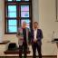 Oberbürgermeister Dr. Thomas Nitzsche und Dr. Peter Faesel, Bürger für Thüringen/ Die Basis, stehen im Rathaus vor einem Fenster