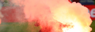 Feuerwehrmann verschwindet hinter Rauchwolke durch Pyrotechnik