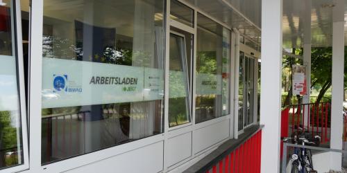 Die Schaufensterschreibe des Arbeitsladen in Lobeda mit der Aufschrift "Arbeitsladen".