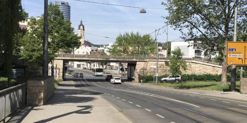 Autos fahren über die Camsdorfer Brücke. Im Hintergrund sieht man den Jentower.