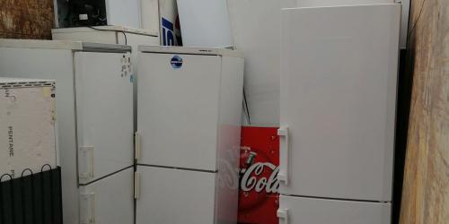 Ein Stapel alter Kühlschränke 