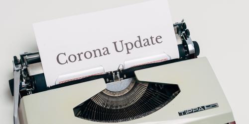 Schreibmaschiene mit einem Blatt mit der Aufschrift Corona-Update