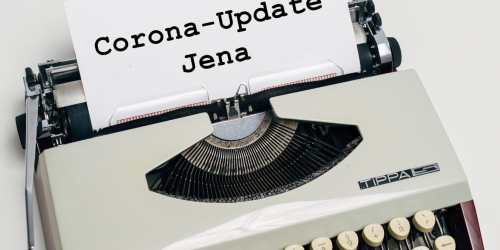 Eine Schreibmaschine mit der Aufschrift Corona-Update Jena