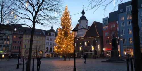 Ein Weihnachtsbaum auf einem Stadtplatz 