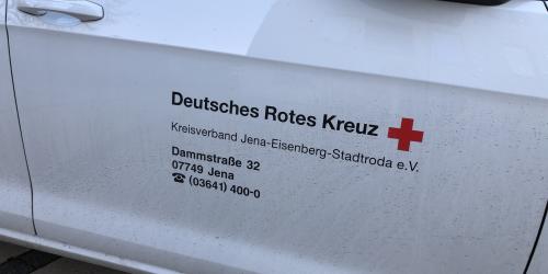 Eine Autotür mit der Aufschrift Deutsches Rotes Kreuz