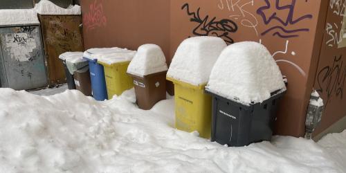 Müllbehälter im Schnee