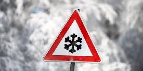 Straßenschild warnt vor Glätte und Schnee