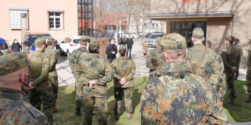 Bundeswehrsoldaten gruppieren sich um den Oberbürgermeister
