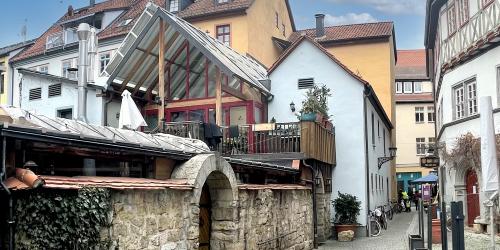 Eine mittelalterliche Straße mit zwei Toren in einer Mauer