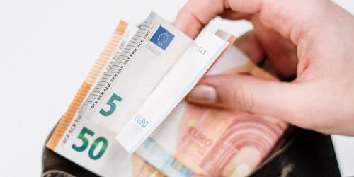 Eine geöffnete Geldbörse mit Euro-Scheinen