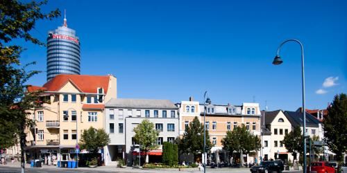 Bild zeigt Teil der Innenstadt von Jena und blauem Himmel
