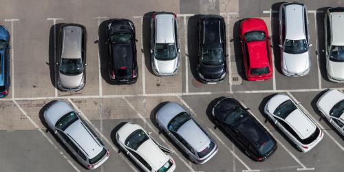 parkende Autos in gezeichneten Parkfächen