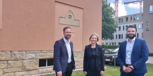 Oberbürgermeister Thomas Nitzsche, die neue Werkleiterin bei KIJ, Beate Wachenbrunnen und Finanzdezernt Benjamin Koppe