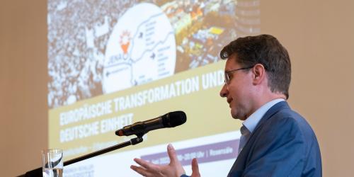 Prof. Ganzenmüller von der Universität Jena eröffnet das Symposium zum Zukunftszentrum für Europäische Transformation und Deutsche Einheit in Jena
