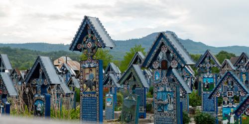 Ein Friedhof mit bunt bemalten Kreuzen