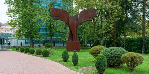 Eine Skulptur in einem Park stellt eine stilisierte Taube dar