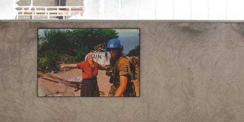 Fotografie in der Gedenkstätte Srebrenica mit einer bosnischen Frau und eines Blauhelm-Soldaten