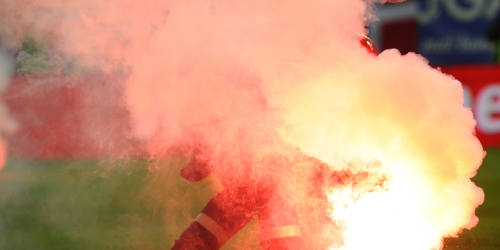 Feuerwehrmann verschwindet hinter Rauchwolke durch Pyrotechnik