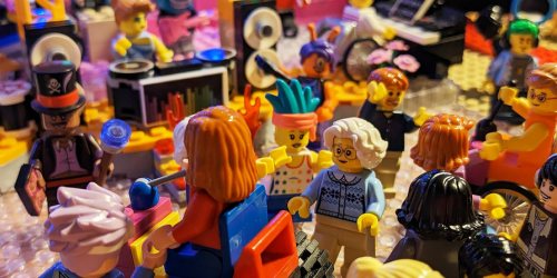 Darstellung einer inklusiven Veranstaltung mit Hilfe von Legofiguren
