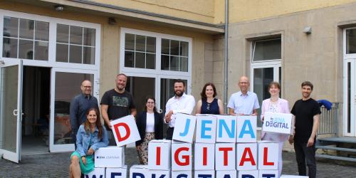 Mitgleider der Jena Digital Werkstadt vor den neuen Räumlichkeiten