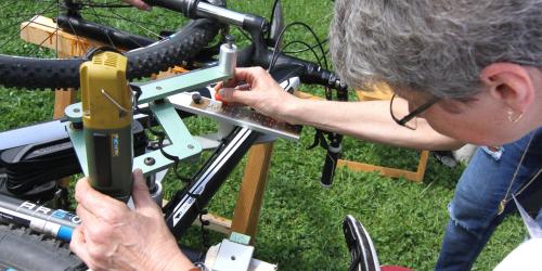 Dr. Barbara Albrethsen-Keck codiert ein Fahrrad bei einer ADFC-Codierungsaktion.