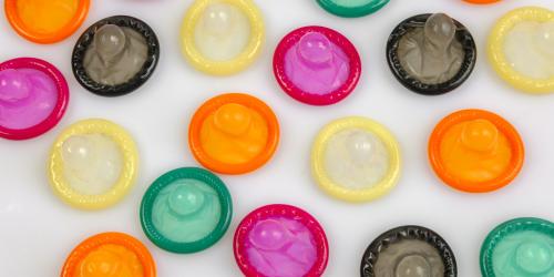 Eine Auswahl an bunten Kondomen