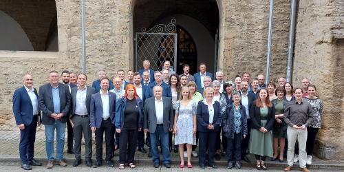 Die Mitglieder des neu gewählten Jenaer Stadtrates stehen vor dem Historischen Rathaus