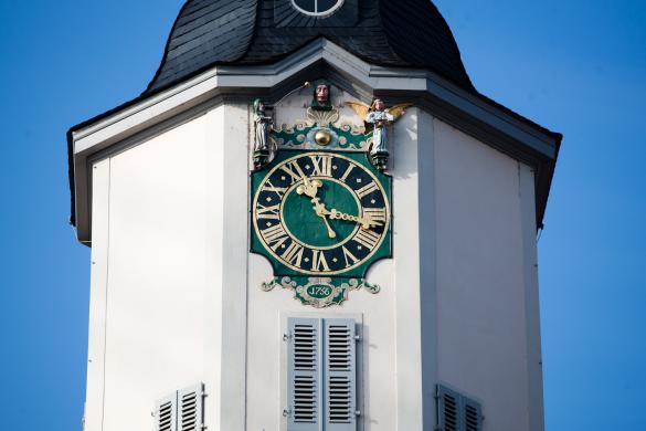 Figur des Schnapphans am Turm mit einer Uhr in Jena