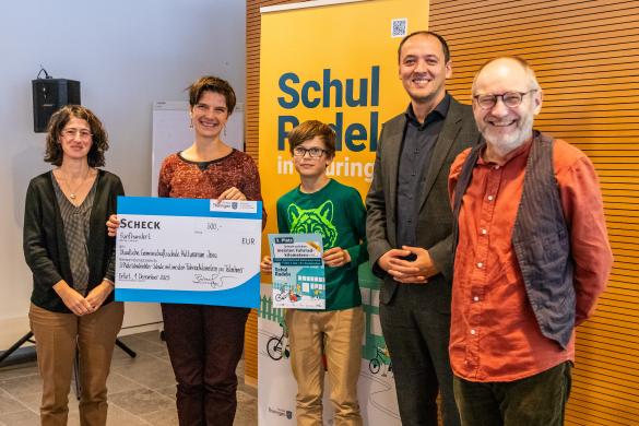 Mitglieder der Staatlichen Gemeinschaftsschule Kulturanum mit Staatssekretärin  Prof. Schönig (l.) und Bürgermeister Gerlitz (2. v. r.)