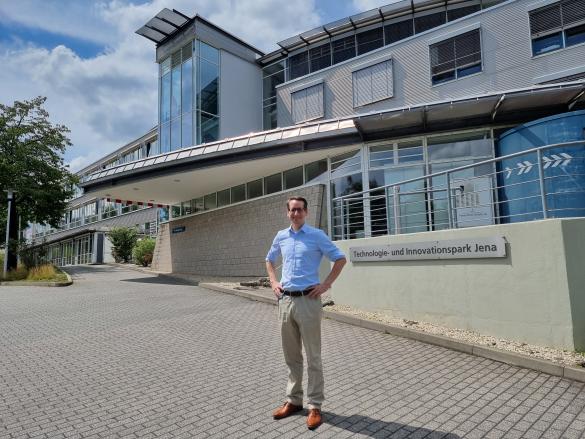 Dr. Thomas Ganz steht vor dem Gebäude des Technologie- und Innovationsparks Jena