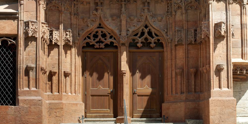 Ein prächtiges Portal einer Kirche mit einigen Stufen 