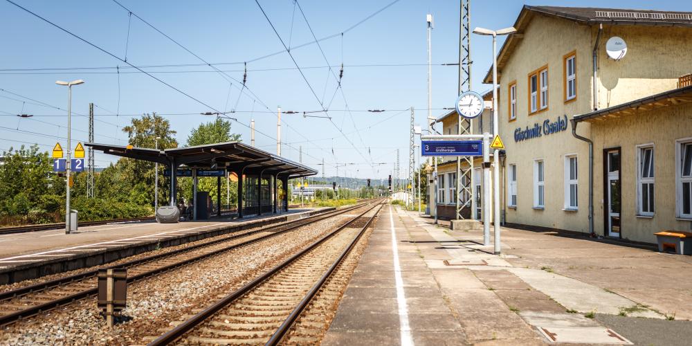 Ein Bahnhof mit Schienen