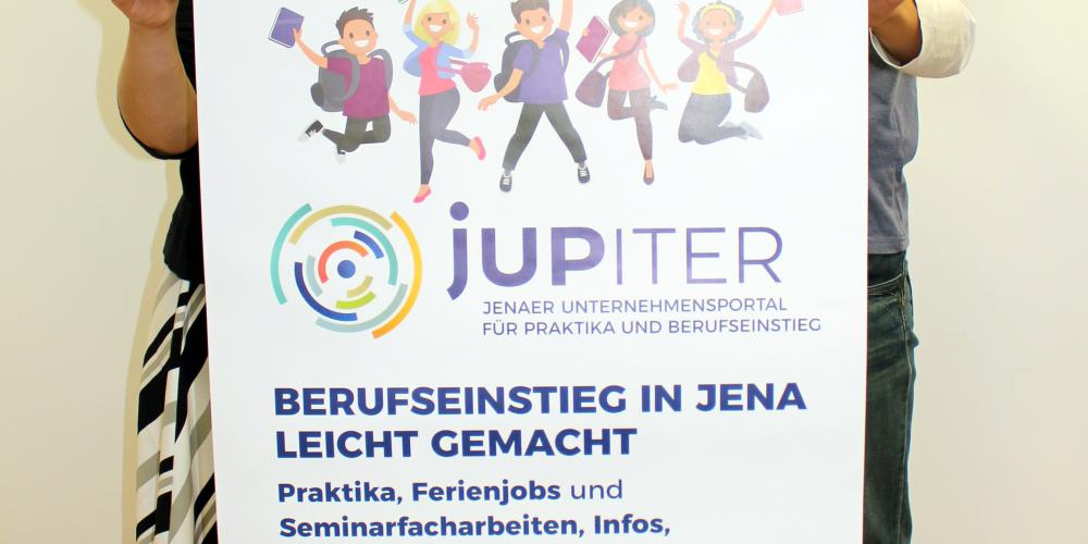 Projektleiterin Daniela Drilltzsch (l.) und der 14jährige Kilian präsentieren das Plakat zum JUPITER-Projekt.