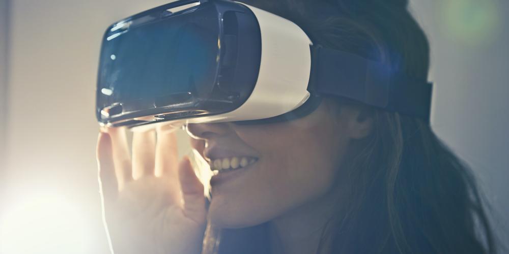 Eine Frau trägt eine Virtual Reality Brille