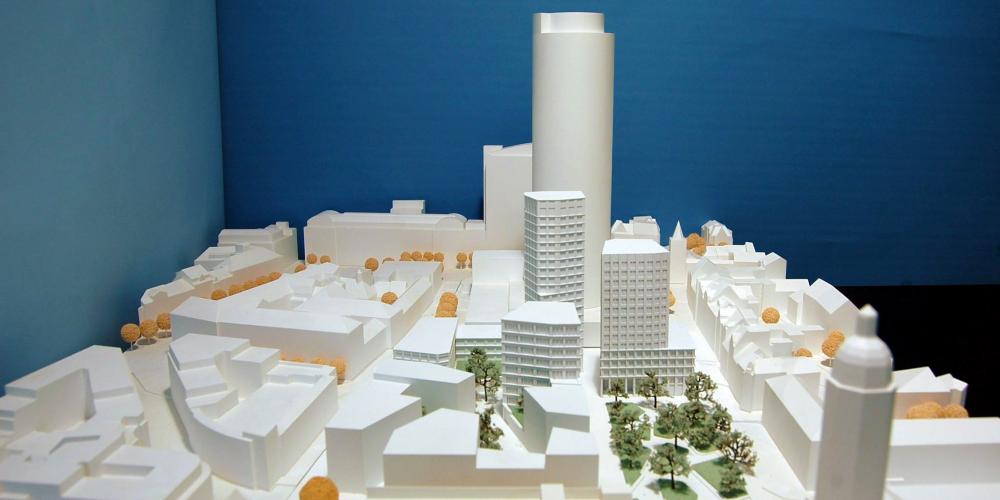Ein Modell einer Innenstadt mit drei Hochhäusern und dem Jentower