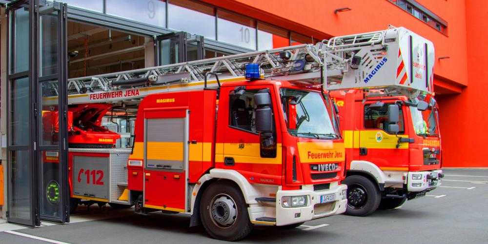 Zwei Einsatzwagen der Feuerwehr Jena