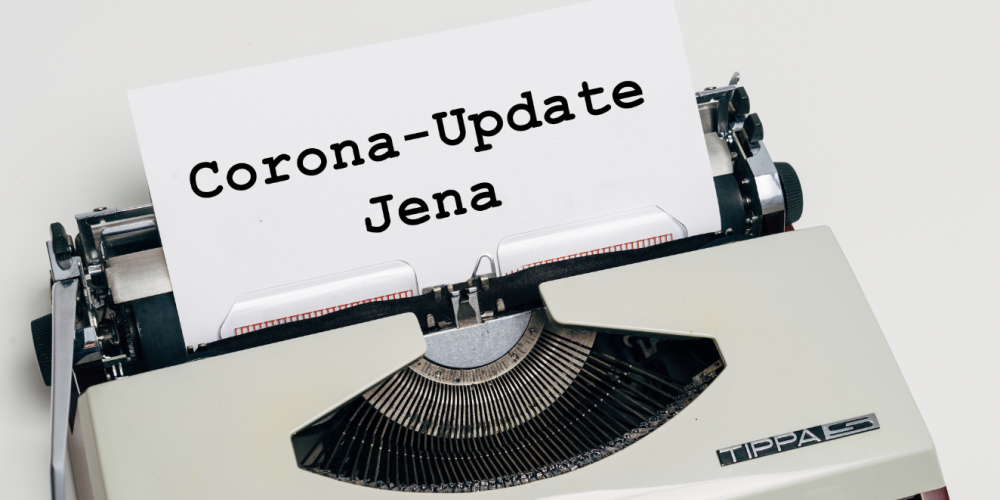 Eine alte Schreibmaschine mit der Zeile Corona Update Jena