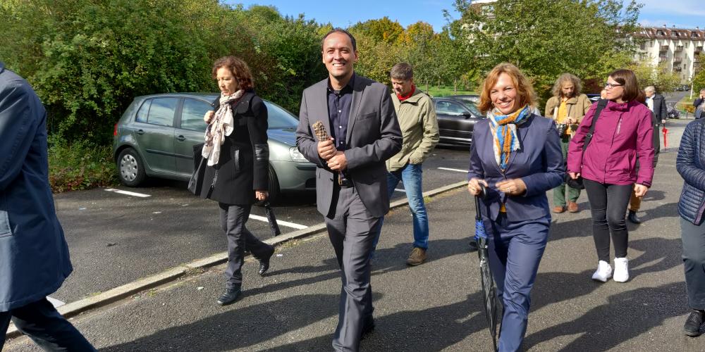 Bürgermeister Christian Gerlitz und Staatssekretärin Susanna Karawanskij laufen durch Winzerla