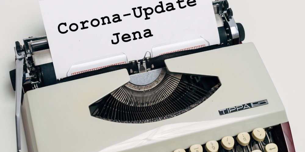 Eine Schreibmaschine mit der Aufschrift Corona-Update Jena