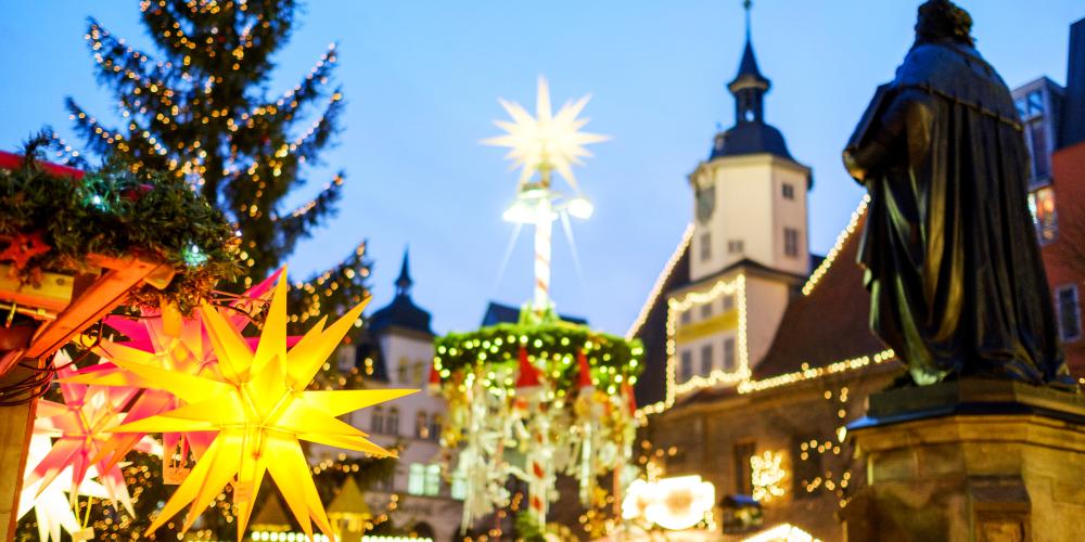 Der Jenaer Weihnachtsmarkt mit festlichen Weihnachtsschmuck