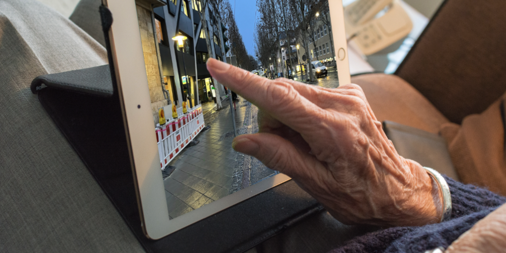 Eine ältere Person bedient ein Tablet-Computer 
