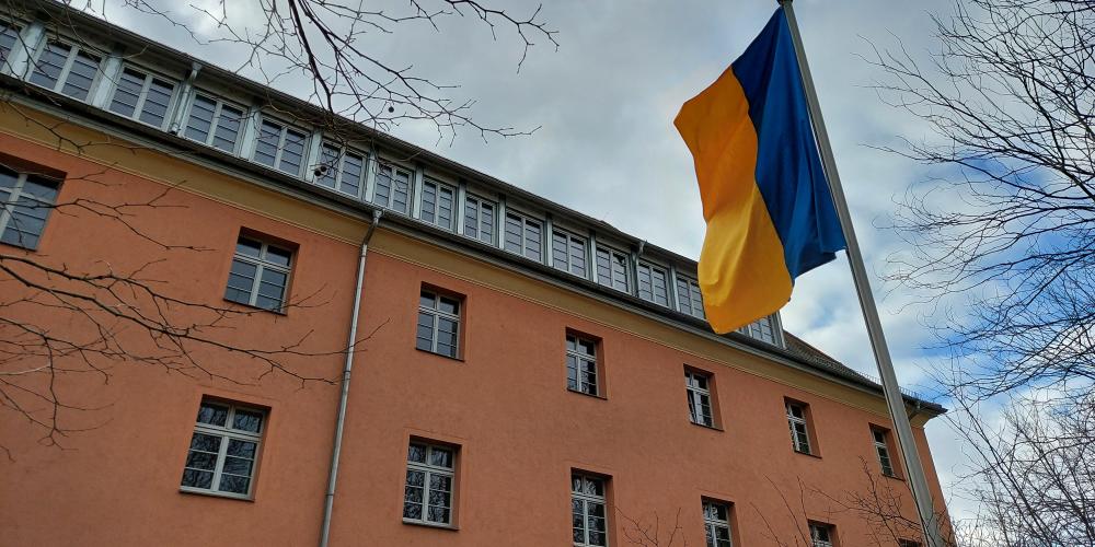 Ukraine-Flagge vor dem technischen Rathaus in Jena