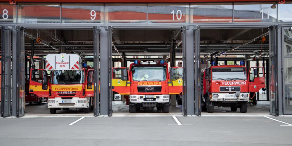 Drei Feuerwehreinsatzwagen