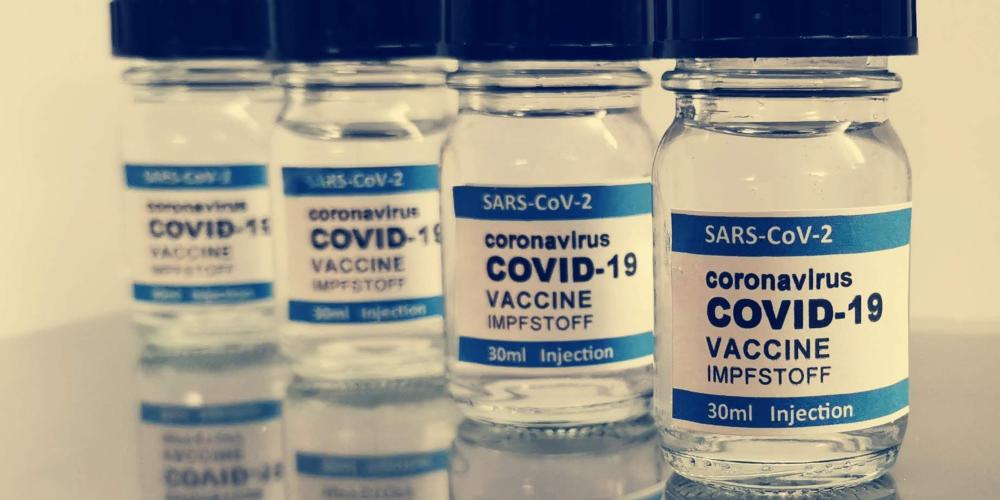 Dosen mit Impfstoff 