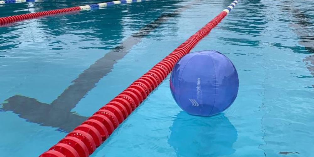 Ein aufgepusteter Wasserball schwimmt im Ostbad.